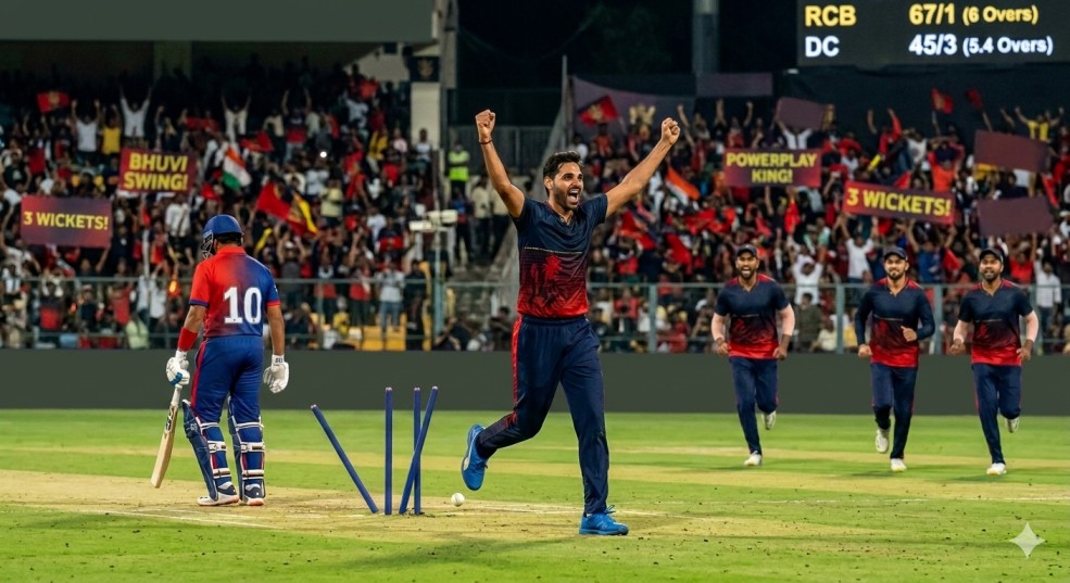  Bhuvneshwar Kumar 3 Wickets Powerplay: RCB's Ageless Swing Destroys DC